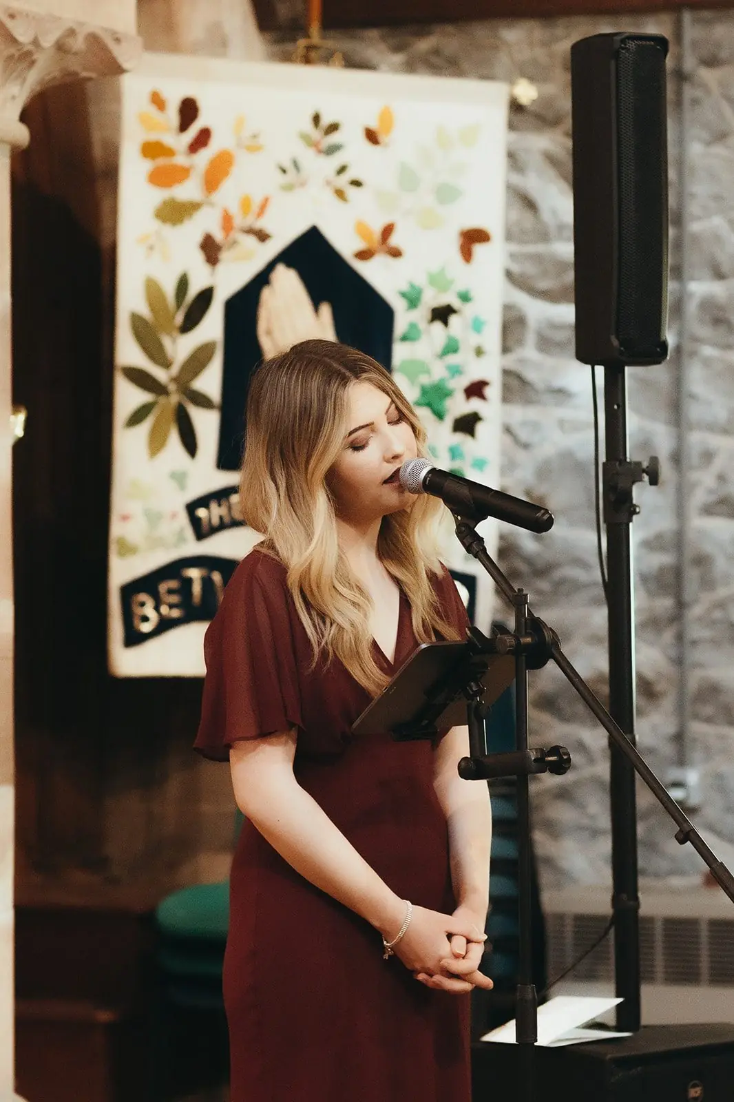 Jenny Jones singing at a Cheshire castle wedding ceremony